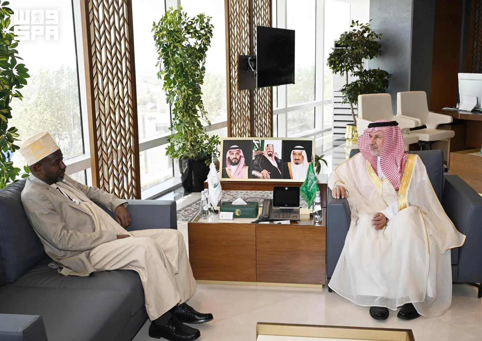 "الربيعة" يلتقي سفير جزر القمر ويبحثان الشؤون الإغاثية والإنسانية